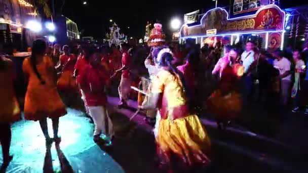 Hindu çubuğu Thaipusam boyunca renkli ışıkta dans ediyor.. — Stok video