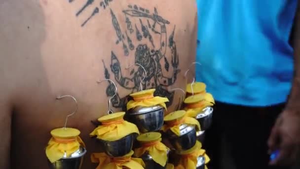 Propíchnutí háku noste hrnec na těle oddaných během thaipusamu. — Stock video