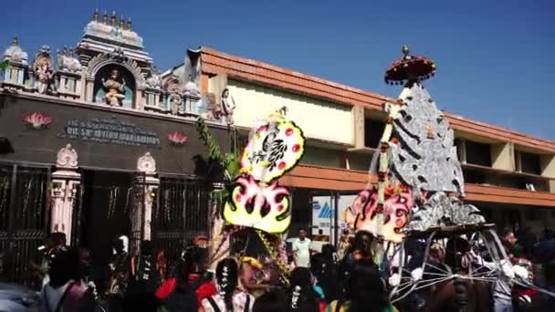 Devotos hindus em dança kavadi na frente templo hindu. — Vídeo de Stock