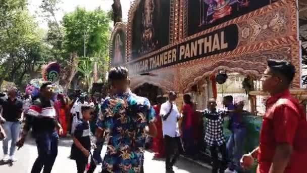 Los devotos indios bailan en Sri Sithi Vinayagar Thaneer Panthal durante Thaipusam. — Vídeos de Stock