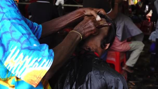 Hinduističtí oddaní si ostříhali vlasy během Thaipusamu. — Stock video