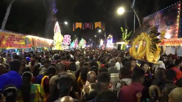 Hängivna firar Thaipusam på gatan. — Stockvideo