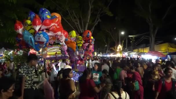 Balão vendedor na rua durante Thaipusam. — Vídeo de Stock