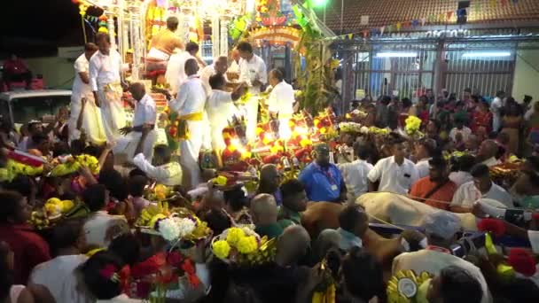 Devotees carry offerings pray Lord Muruga at silver chariot. — Stock Video