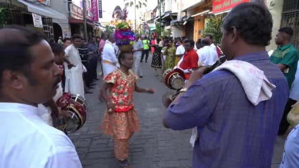 Indyjski taniec z trąbką i bębnem na ulicy podczas Thaipusam. — Wideo stockowe