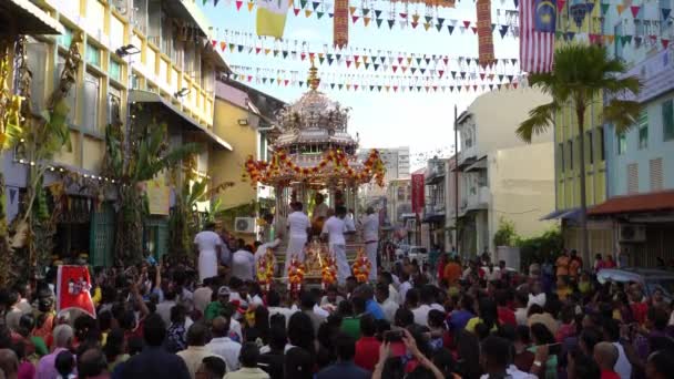 Toegewijden verzamelen zich in Kovil Veedu Tempel. — Stockvideo