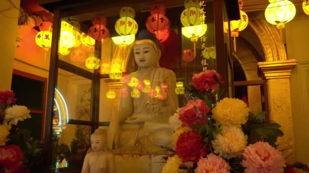 Buddha staty med reflektion av färg lykta vid Kek Lok Si templet. — Stockvideo
