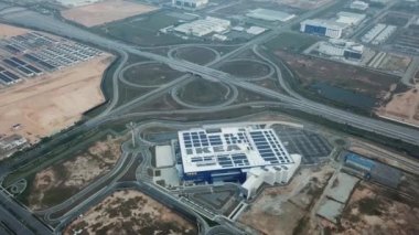 İHA, yonca yaprağı kavşağında IKEA mağazasını vurdu.