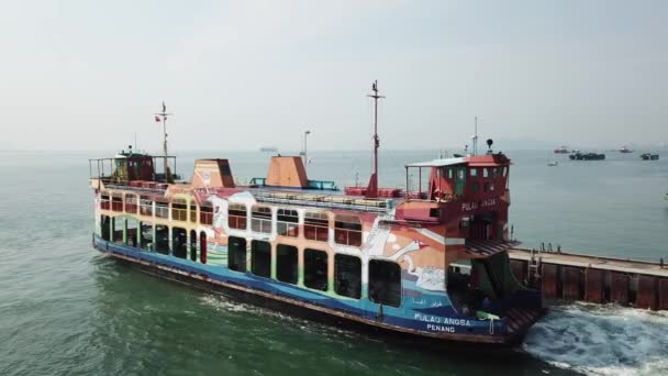 Weniger Autos bei Rapid Ferry wegen Sperrung. Menschen tragen Maske. — Stockvideo