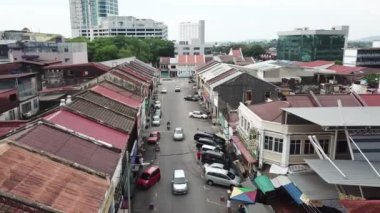 Kilit altındayken Jalan Pasar 'daki otoparkın insansız hava aracı görüntüsü..