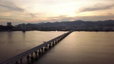 Penang İkinci Köprüsü üzerinde hava manzarası dramatik trafik bağlantısı Batu Maung, Pulau Pinang.