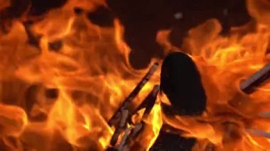 Yavaş çekim joss çubuğu fırında yanar. Çinlilerin tanrıya bağlılığı.