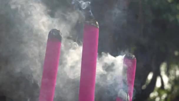 Vermelho Joss Stick Liberar Fumaça Durante Queimadura Devoção Rezar Templo — Vídeo de Stock