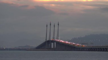 Penang Köprüsü trafiği gün doğumunda.