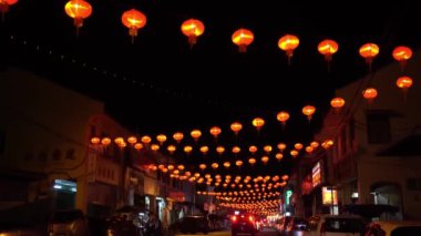 Geceleri kırmızı fenerle süslenmiş işlek eski bir kasaba.