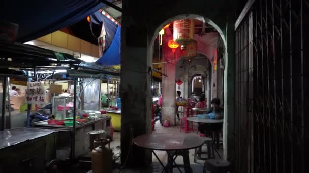 Panorámica de la escena nocturna en la vieja calle en Pek Gong Cheng. — Vídeos de Stock