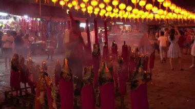 Alevli ejderha çubuğu direğe konur..