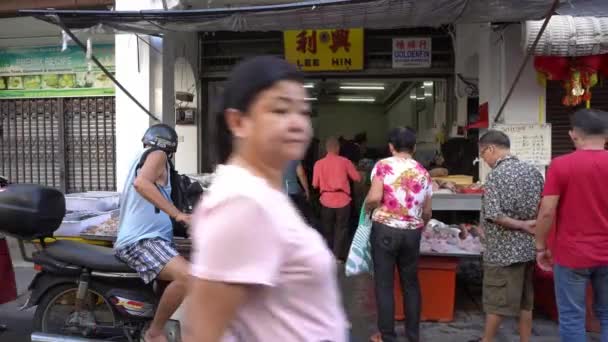 Mensen kiezen ervoor om zeevruchten te kopen in een winkel op straat. — Stockvideo