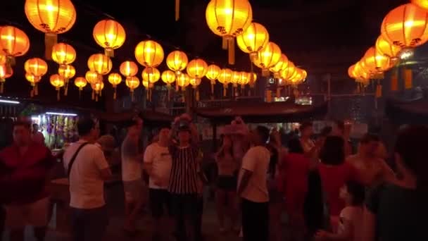 Los chinos liberan aves de las jaulas durante el año nuevo chino en el templo. — Vídeos de Stock