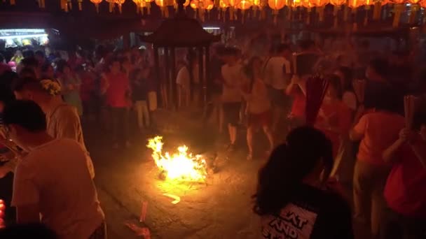 Il fuoco sul fondo della pentola dell'incenso porta fortuna agli adoratori. — Video Stock