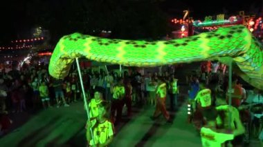 Yılan dansı kalabalığın önünde inci gösterisini takip et..