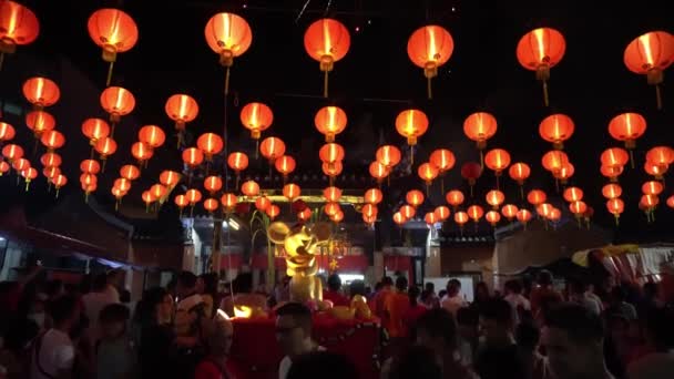 Pokaz fajerwerków w Penang Ban Ka Lan Snake Temple — Wideo stockowe