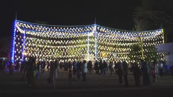 Sıcak hava balonu festivalindeki kalabalık renkli süslemelerin tadını çıkarıyor.. — Stok video