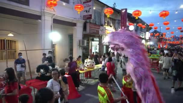 Bir çocuk miaohui sırasında caddedeki ejderha dansı eğitimine katıldı.. — Stok video