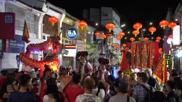 Chinesen mit traditioneller Kleidung auf der Straße während des chinesischen Neujahrsfestes. — Stockvideo