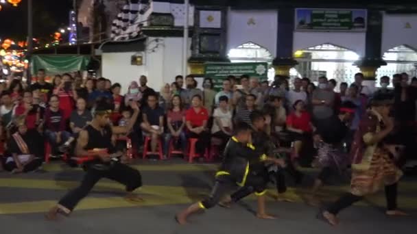 Малайські бойові мистецтва виступають на вулиці.. — стокове відео