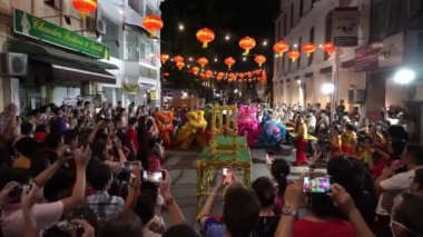 7 renkli aslan dansının halk içinde çekilmiş fotoğrafları.