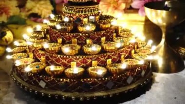 Thaipusam 'da serinletici tezgahta renkli ışık.