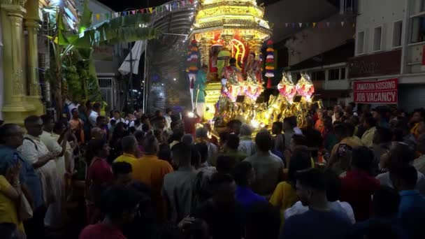 Devoții hinduși se roagă în fața carului de aur în timpul festivalului Thaipusam . — Videoclip de stoc