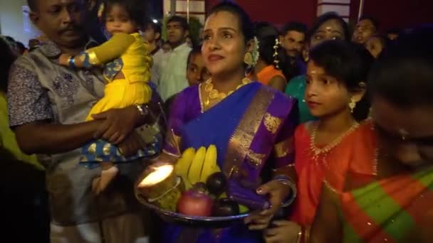 Hindoe familie houden zilveren plaat en wachten op offers op straat. — Stockvideo