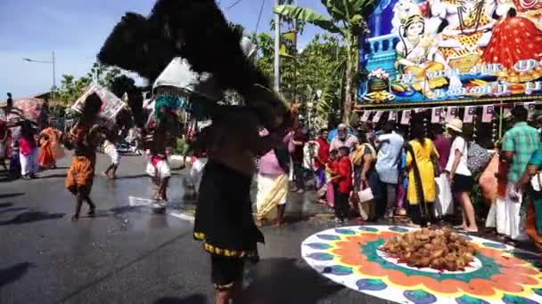 Kavadi-Träger tanzen auf der Straße. — Stockvideo