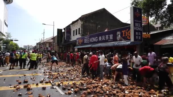 Coconut smash ritual på gatan innan ankomsten av vagn. — Stockvideo