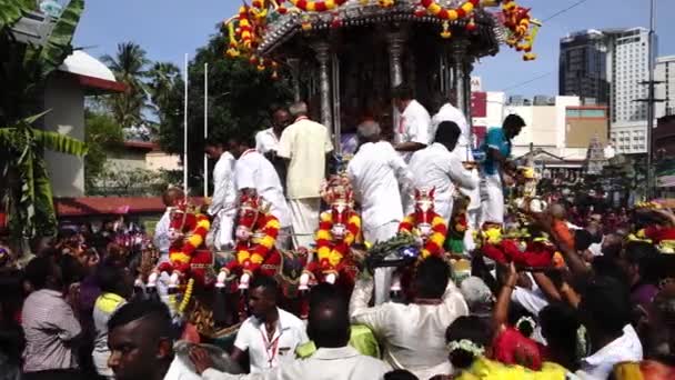 Thaipusam 'da gümüş at arabasının önünde bin dindar... — Stok video