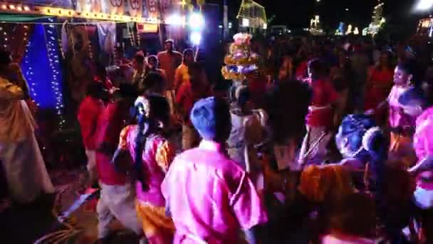 Ινδικό stick dance στο Street με πολύχρωμο φως LED. — Αρχείο Βίντεο