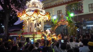 Heykel Lord Muruga gümüş at arabasına taşınmaya hazırlanıyor.