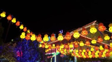 Kek Lok Si tapınağında renkli fenerle Gimbal hareketi.