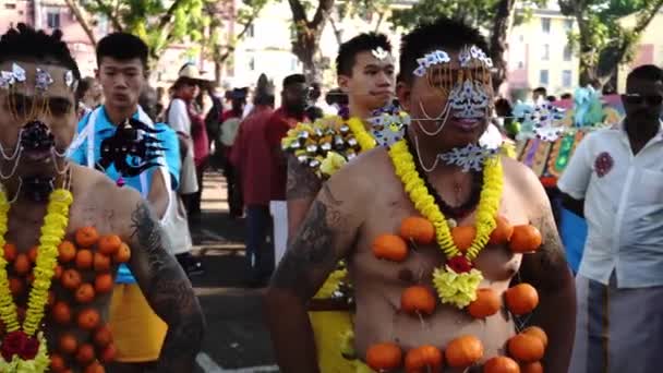 Közelkép kínai Kavadi hordozó mandarin narancs a testen — Stock videók