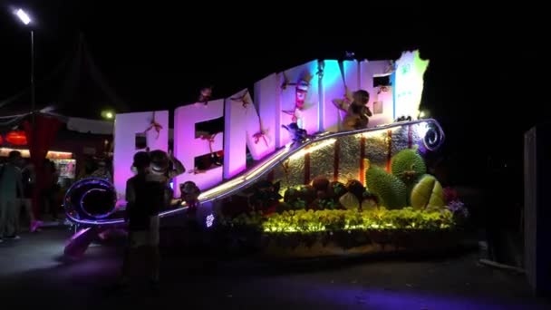 Colorido carro de turismo Penang en Esplanade. — Vídeo de stock