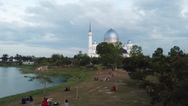 Drone menembak keluarga beristirahat di samping danau di Masjid Abdullah Fahim. — Stok Video