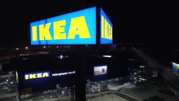 Drone shot view Az IKEA áruház zárva van a koronavírus járvány idején. — Stock videók