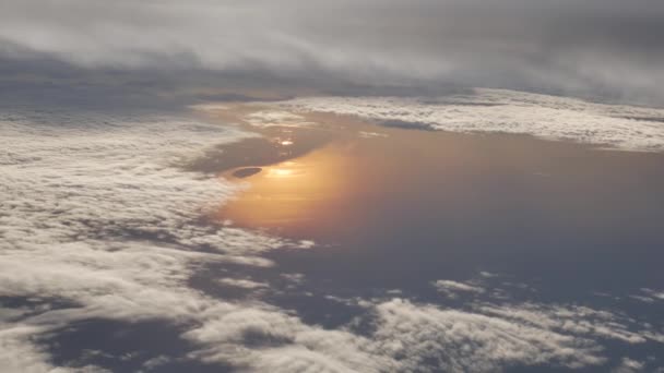 空中景观白云覆盖了阳光在海面上的反射 — 图库视频影像