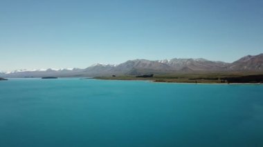 Tekapo Gölü 'nde kar dağı John Dağı.