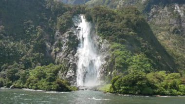 Milford Sound View 'da güzel bir şelale..