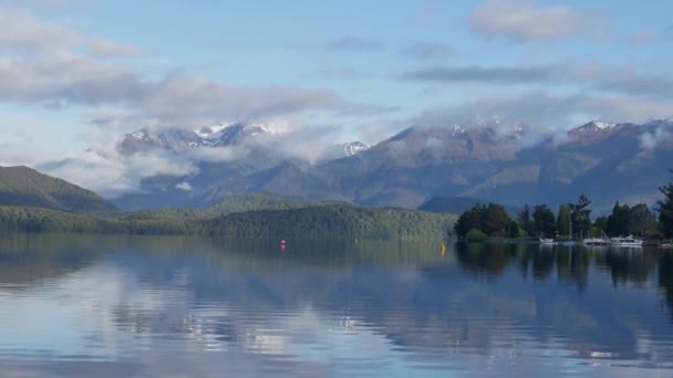 Panning Shot Anau Lago Reflexión — Vídeo de stock