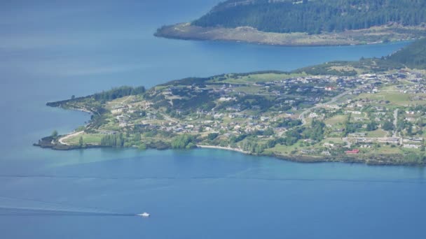 Barco Navega Lago Cerca Ciudad Wanaka Durante Noche Soleada Brillante — Vídeo de stock