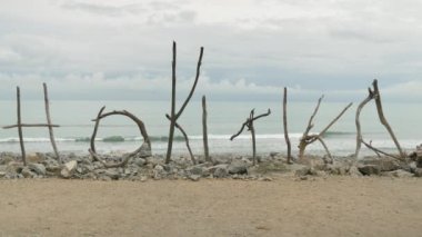 Hokitika Sahili, Yeni Zelanda 'da Hokitika tabelasının sürüklenen camları.
